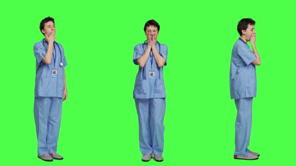 Assistente Medico Sente Estremamente Assonnato Sullo Sfondo Verde Schermo Essendo — Video Stock