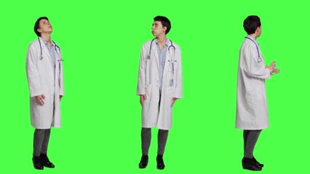 Genel Pratisyen Doktor Hastaların Muayene Randevularına Katılmasını Bekliyor Yeşil Perdeye — Stok video