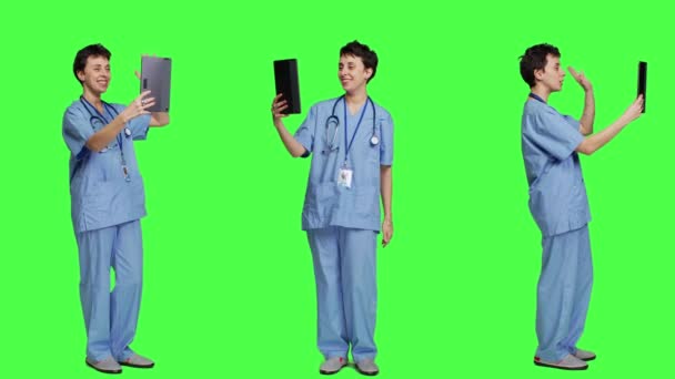 医疗专家参加与病人有关的视频检查 讨论治疗和检查 护士在平板电脑在线远程医疗会议上与人聊天 相机A — 图库视频影像