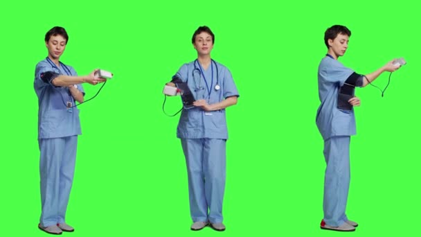 Ιατρικός Βοηθός Δείχνει Τονόμετρο Που Χρησιμοποιείται Για Μέτρηση Της Αρτηριακής — Αρχείο Βίντεο