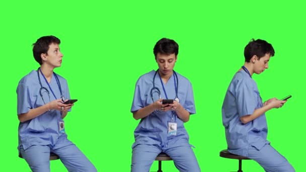 Медсестра Просматривает Интернет Сайты Приложении Смартфонов Студии Сидя Стуле Фоне — стоковое видео