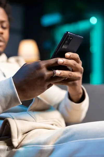 Fokusera Smartphone Som Används Människan Suddig Bakgrund För Att Komponera — Stockfoto