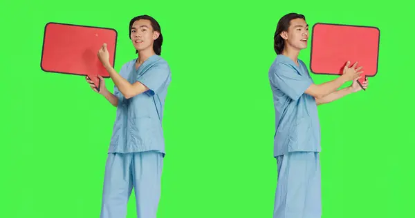 Orvosi Nővér Bemutatja Beszéd Buborék Stúdióban Zöld Háttér Kezében Karton — Stock Fotó