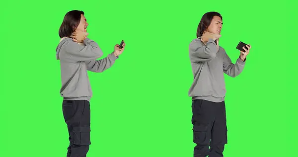 아시아 남자는 전화로 비디오를 스튜디오에서 스크린을 보조기를 성인은 브레이스를 사용하여 — 스톡 사진