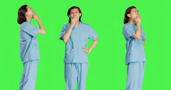 Tired Healthcare Worker Yawning Studio Greenscreen Feeling Exhausted Long Difficult — Stock Photo, Image