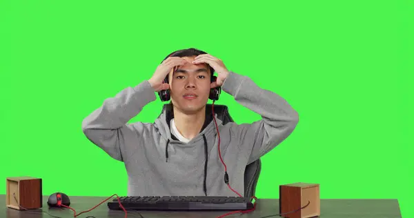 게이머의 Pov는 스크린 배경에 의자에 스테이션에서 게임을한다 책상에 헤드셋을 Rpg — 스톡 사진