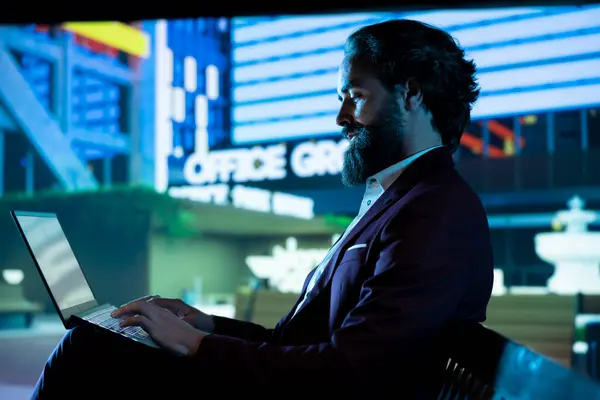 Verkställande Direktör Kostym Använder Laptop Utomhus Arbetar Datorn Natten Internationell — Stockfoto