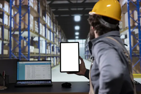 Trabalhador Depósito Examinando Lista Verificação Estoque Tablet Com Tela Branca — Fotografia de Stock