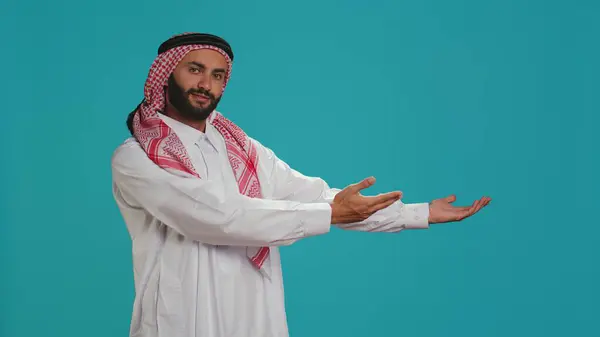 Взрослый Мусульманин Традиционном Халате Гутре Представляет Стороны Руками Позирует Студийной — стоковое фото