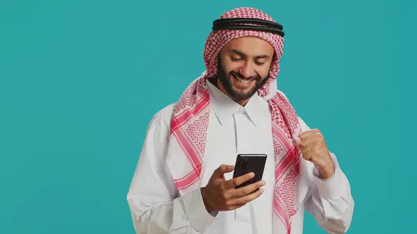 Arab Guy Holding His Mobile Device Surfing Social Media Platforms — Stock Photo, Image