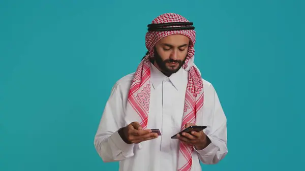 Арабська Людина Додає Номери Карт Веб Сайті Роблячи Онлайн Покупки Ліцензійні Стокові Зображення