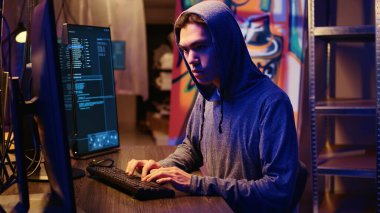 Bilgisayar virüsü kullanarak kurbanlardan veri çaldıktan sonra gizli bir yerde saklanan yalnız kurt hackerlar tespit edilmemek için aşırı yakın plan çekimler yapıyorlar.