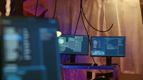 Boş Terk Edilmiş Bir Yeraltı Deposu Bilgisayar Ekranında Güvenlik Sistemlerini — Stok fotoğraf