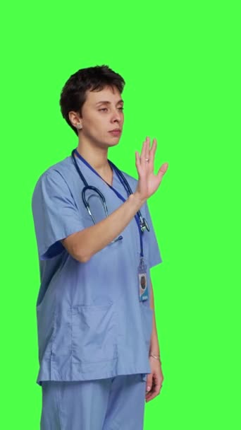 Vista Lateral Especialista Salud Con Matorrales Azules Que Muestra Señal — Vídeos de Stock