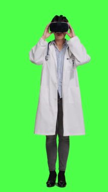 Cephe Hekimi stüdyoda sanal gerçeklik etkileşimli lens kullanır, tanıyı üç boyutlu yapay zeka aracıyla kontrol eder. Doktor yeşil ekran karşısında vr gözlüklerle çalışır