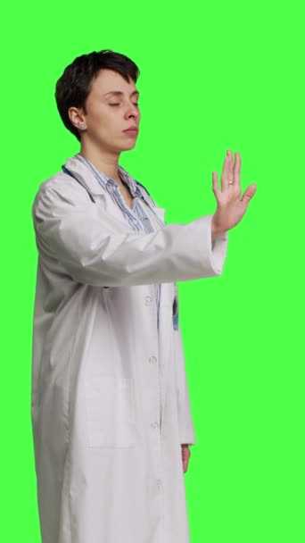 Сторона Зору Жінка Лікар Піднімає Долоню Робить Знак Зупинки Студії — стокове відео