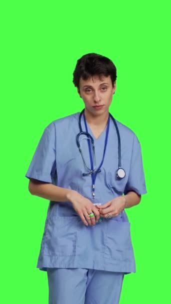 Vista Frontal Retrato Sorridente Médico Assistente Posa Com Braços Cruzados — Vídeo de Stock