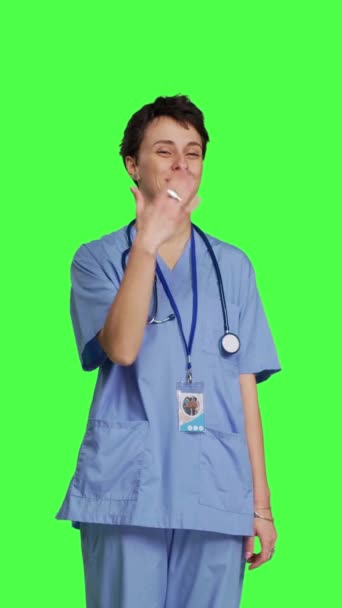 Vorderseite Flirty Niedliche Krankenschwester Pustet Luftküsse Vor Greenscreen Hintergrund Romantisch — Stockvideo