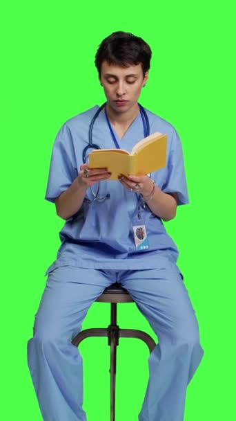 Front View Νεαρή Νοσοκόμα Μελετάει Για Τις Ιατρικές Εξετάσεις Διαβάζοντας — Αρχείο Βίντεο