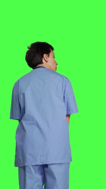 Back View Αγχωμένη Νοσοκόμα Βιάζεται Τις Εξετάσεις Περιμένοντας Τους Ασθενείς — Αρχείο Βίντεο