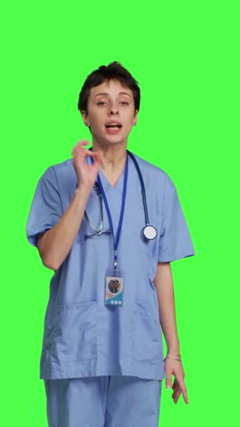 Front View Αγχωμένη Μανιώδης Νοσοκόμα Ουρλιάζει Κάποιον Φόντο Την Πράσινη — Αρχείο Βίντεο