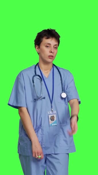 Stresli Hemşire Nöbetteki Zamanı Kontrol Ediyor Hastanın Sağlık Kontrolüne Gelmesini — Stok video