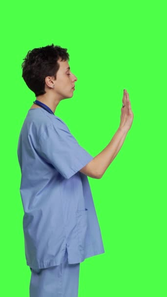 Профіль Медичний Фахівець Блакитними Скрабами Показують Знак Стоп Студії Стоїть — стокове відео