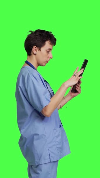 Профиль Медицинский Помощник Просматривает Веб Страницы Интернете Планшете Текстовых Сообщений — стоковое видео