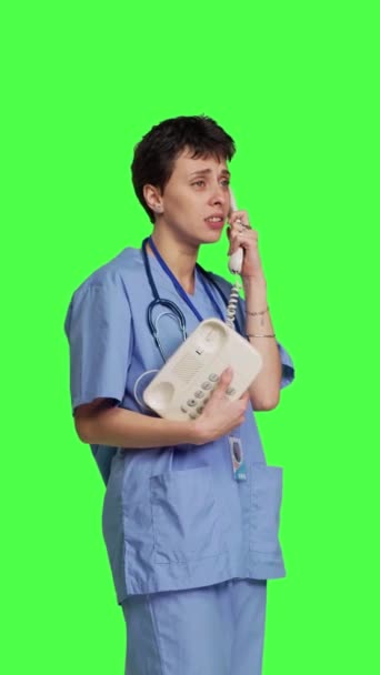 Vista Lateral Enfermera Respondiendo Llamada Telefónica Fija Para Hacer Citas — Vídeos de Stock