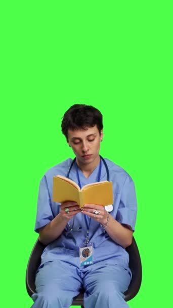 Специалист Front View Health Читает Литературную Книгу Приобрести Врачебную Специализацию — стоковое видео