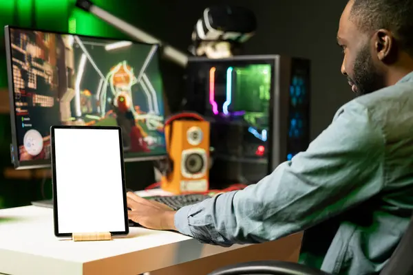Mockup Tablet Desk Next Bipoc Man Playing Videogame Computer Talking — Stock Photo, Image