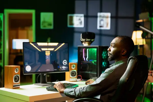 Afrikanischer Mann Spielt Fps Videospiel Auf Bildschirm Neonbeleuchteten Wohnzimmer Der — Stockfoto