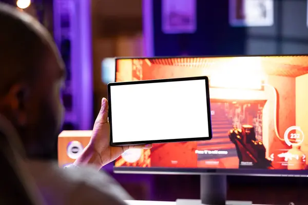 玩家看着孤立的屏幕平板电脑 从游戏电脑上玩单人电子游戏中休息一下 家里的男人一边玩一边用模拟便携设备玩游戏 — 图库照片