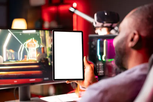 游戏玩家在家中参与多人在线视频游戏的独立屏幕平板电脑竞争 霓虹灯照明公寓中人类在电脑游戏中使用的便携式模拟装置 — 图库照片