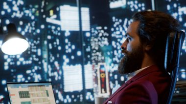 İşlerden sorumlu güçlü bir yönetici, geç saatlere kadar çalışıp sektörün finansal sağlığını artırırken gece kulesi manzarasının keyfini çıkarıyor. Genişleme için küresel olanaklar peşinde koşan yetenekli şirket uzmanı.