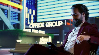 Takım elbiseli bir işadamı, yeni gelir artışı için brifing planı okuyor, şehir merkezindeki bir bankta mali yönetim üzerinde çalışıyor. İşkolik milyarder gece lambaları altında küresel yatırım yapıyor..