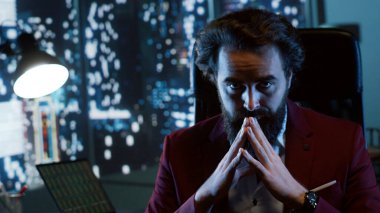 Büyük bir iş imparatorluğu olan başarılı bir milyarder simsar lüks gökdelen ofisinde oturuyor ve tehlikeli bir şekilde saygın bir itibar kazanıyor. Uluslararası CEO büyük miktarda para kazanıyor..