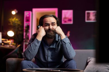 Depresyondaki adam video oyunları oynarken üzgün görünüyor, oyun konsolunda oyunu ekrandan alıyor. Oyuncu, düşman oyuncuları tarafından mağlup edildikten sonra yüzünü ele geçirir.