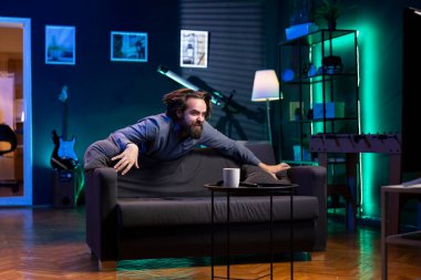 Manyak taraftar, favori takımın TV 'de canlı yayınlanan spor etkinliğini izlerken kazanmasını zevkle izliyor. Klübün futbol turnuvasında kazandığı zaferi kutlayan coşkulu destekçi enerjisini kaybetti