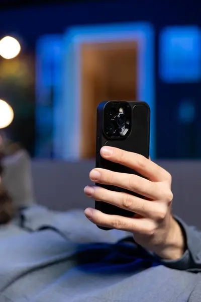 Focus Mobiele Telefoon Gebruikt Door Mens Wazige Achtergrond Ontspannen Thuis — Stockfoto