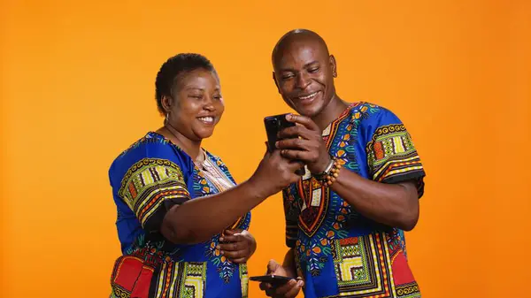Αφροαμερικανό Ζευγάρι Που Ελέγχει Δίκτυο Κοινωνικών Μέσων Εφαρμογή Smartphone Διαβάζοντας — Φωτογραφία Αρχείου