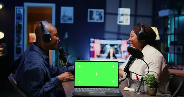 Fókuszálj Zöld Képernyős Laptopra Show Host Felvételi Podcast Előtt Analóg — Stock Fotó