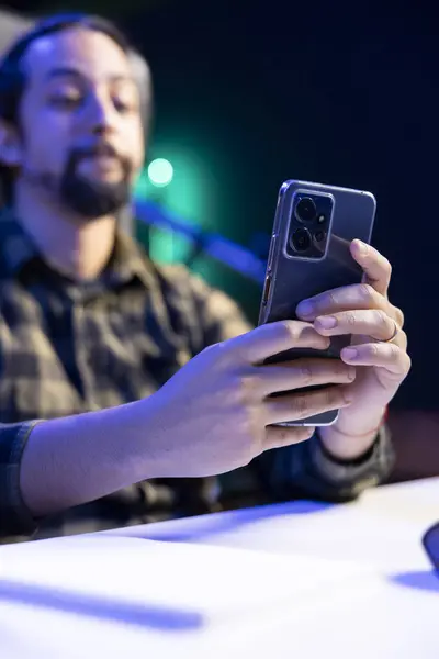 Selektivt Fokus För Mobiltelefon Hålls Manliga Vuxna Sittande Vid Bordet — Stockfoto
