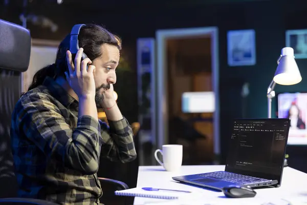Férfi Szabadúszó Egy Asztalnál Dolgozik Laptopjára Koncentrál Ami Kódokat Adatokat — Stock Fotó