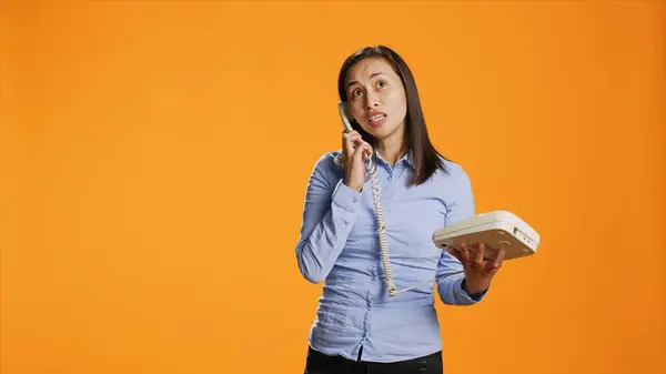 She Chats Retro Line Asian Woman Conducts Remote Call Her — Stock Photo, Image