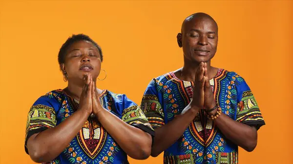 Afrikanamerikaner Gör Bönens Handgester Ber Gud Tur Och Har Tro — Stockfoto