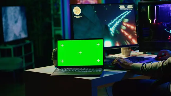 Green Screen Laptop Next Man Having Fun Using Gaming Keyboard — Stock Photo, Image