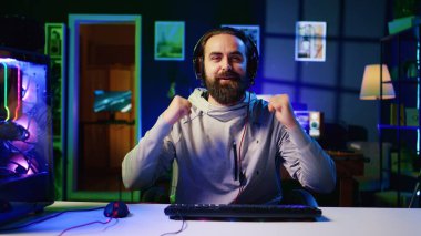 Esports oyuncusu canlı yayın sırasında çevrimiçi izleyiciler önünde video oyunları oynayarak düşmanlarla savaşırken ilgi çekici yorumlar yaparak kendini kaydediyor. Profesyonel oyuncu yayını oyun oturumu