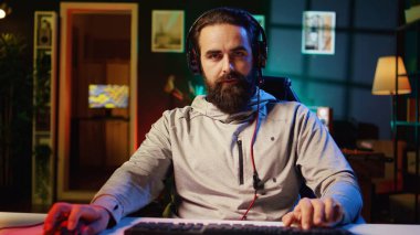 Video oyunları için strateji geliştiren ve canlı yayın sırasında oyun camiasına sunan profesyonel oyuncuların POV görüntüleri. Taraftarlar için yayınlanırken video oyunu kazanmak için farklı yaklaşımları test eden adam