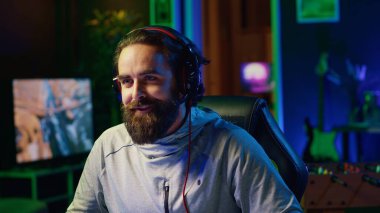 İnternette canlı yayında video oyunu turnuvalarında diğer oyuncuları mağlup eden bir adam. Seyircilerle canlı yayın sırasında esport yarışmasını kazanan heyecanlı profesyonel oyuncu